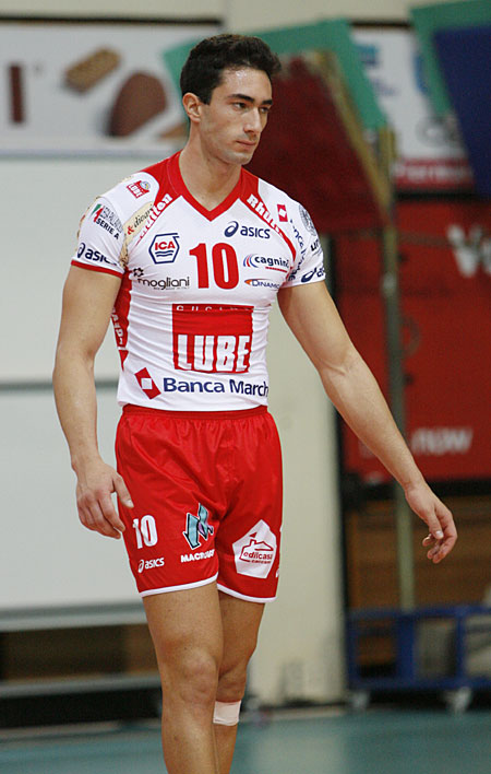 Matteo Martino carries out surgey on meniscus
