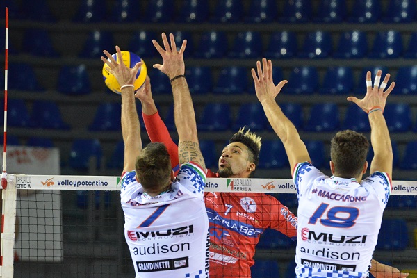 Bene due set, poi si spegne la luce e comincia una partita diversa.