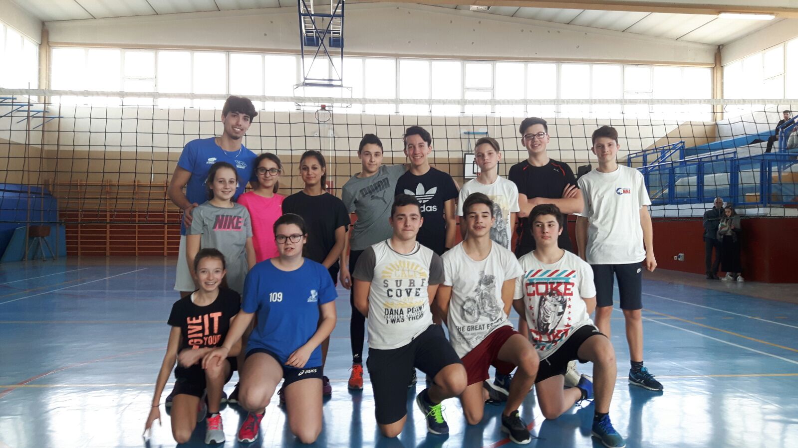 I giocatori del VBC alla scuola media Einaudi di Dogliani per “Sport&Benessere”