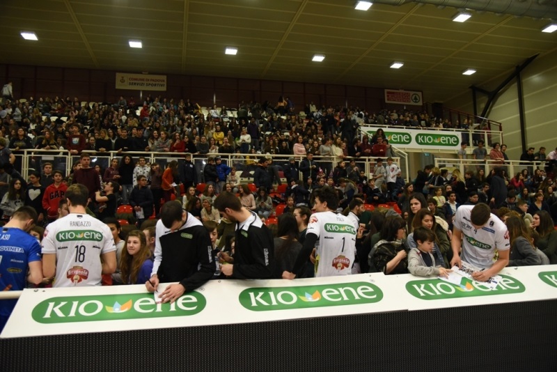 2000 students, waiting for Milano