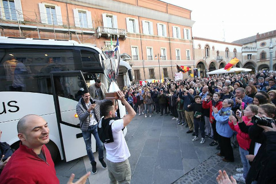 Tanta gente in Piazza del Popolo per festeggiare i trionfatori di Atene
