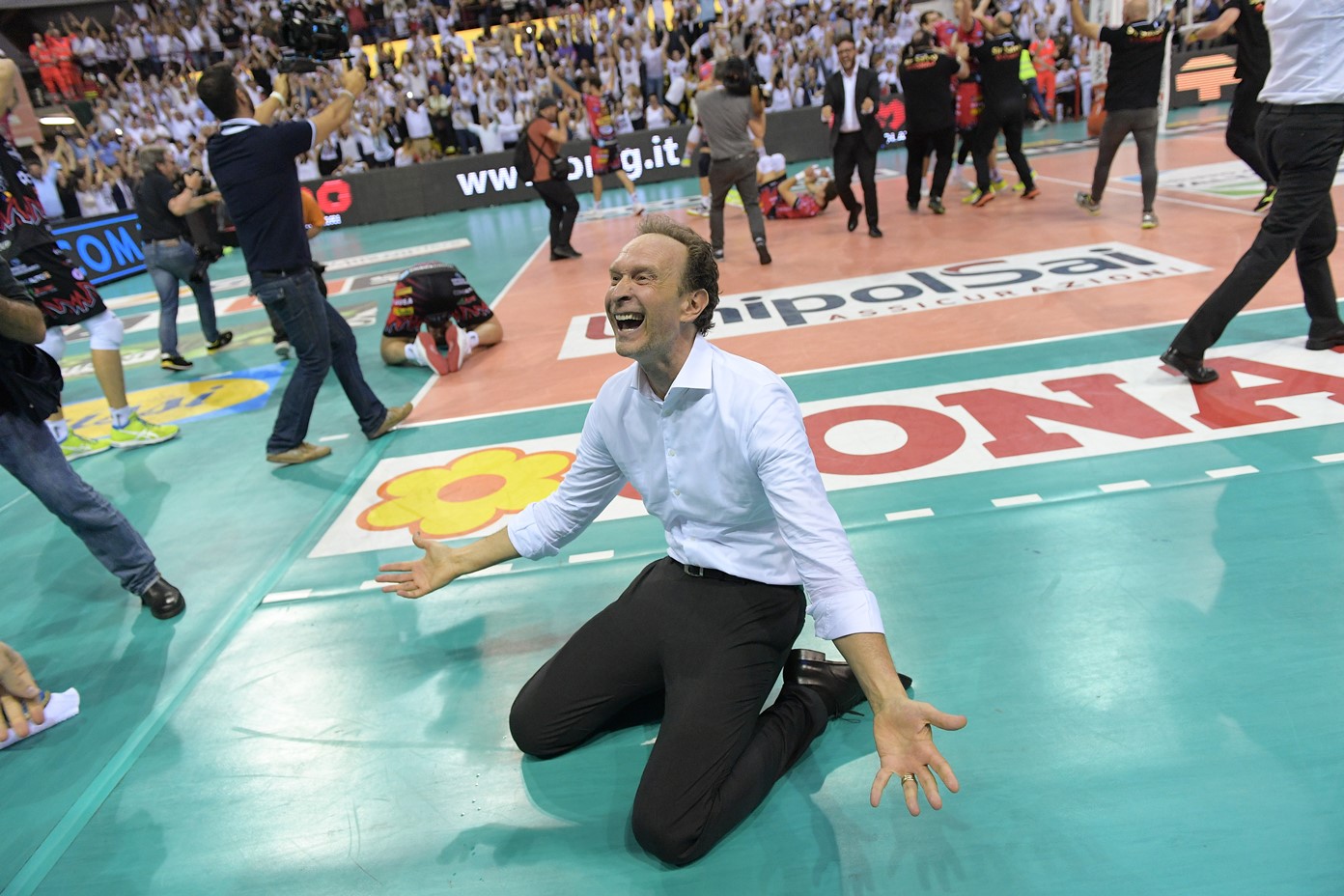 Lorenzo Bernardi festeggia la vittoria dello scudetto