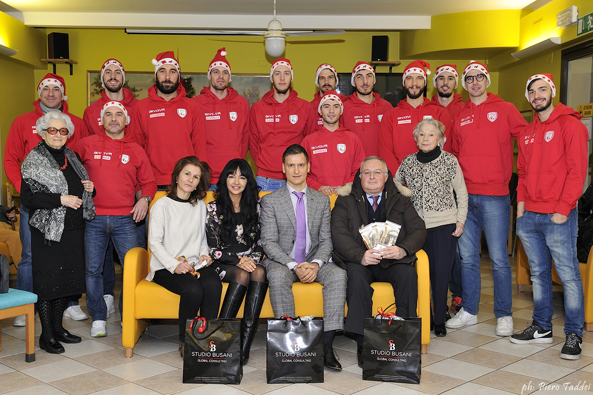VISITA ALL’OMOZZOLI PARISETTI: CONAD REGGIO INCONTRA GLI OSPITI DELLA CASA DI RIPOSO