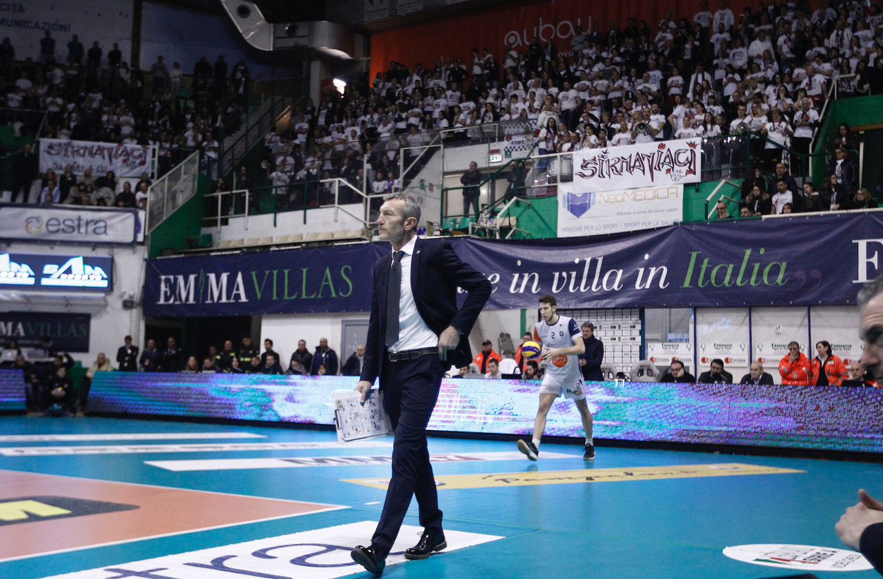 Al PalaEstra in 3.610 sospingono la Emma Villas, ma Perugia si impone 3-0