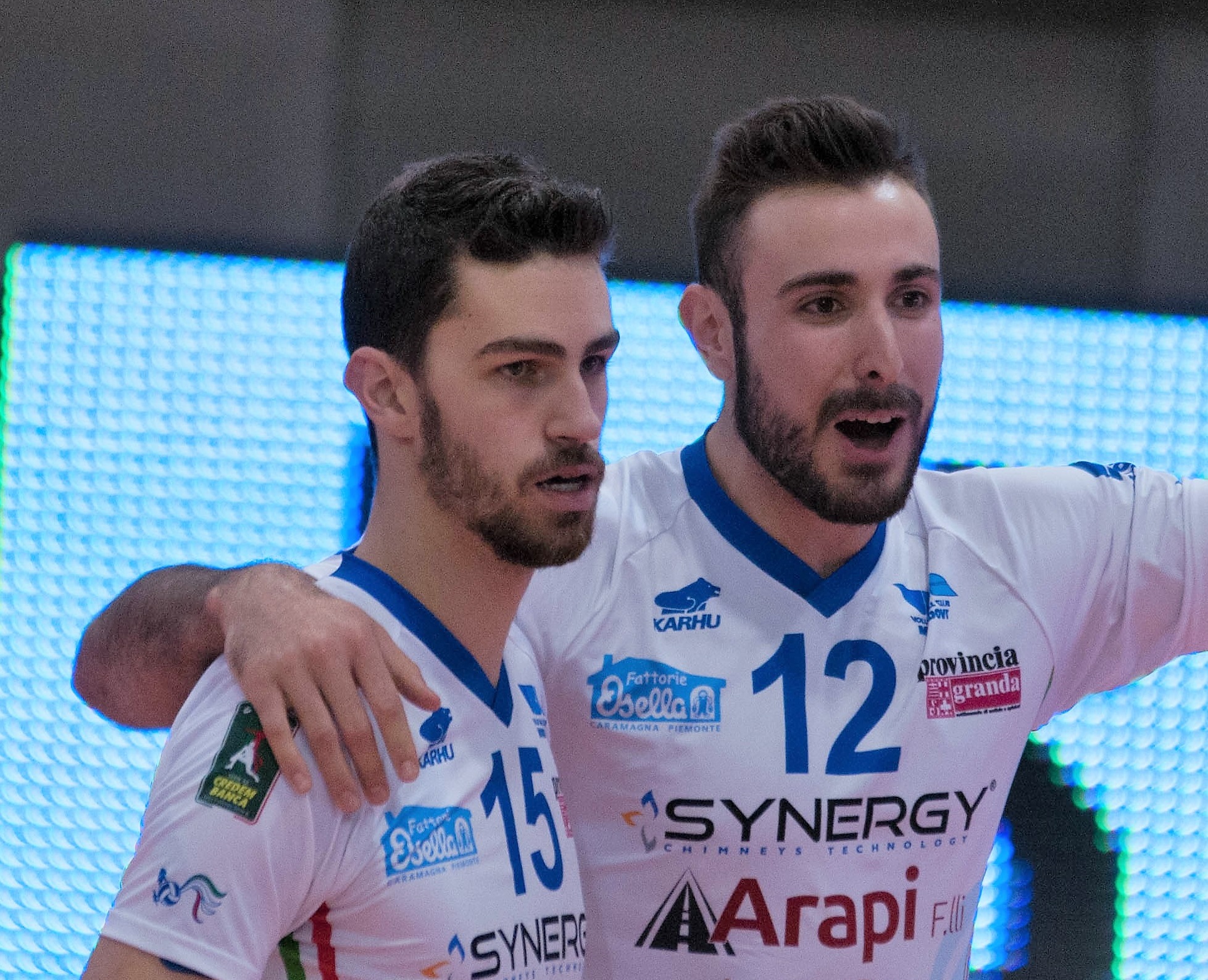 Lo stemma Karhu sulle divise da gioco Vbc Synergy Mondovì