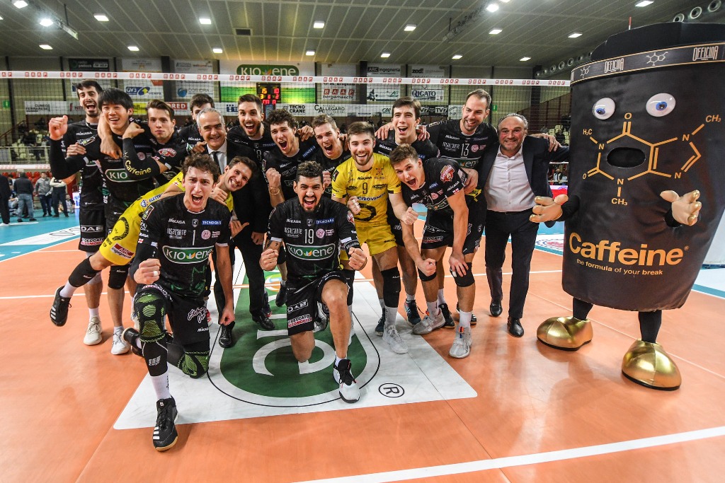 Kioene Padova festeggia con il rettore Università di Padova Rosario Rizzuto(al centro) e il presidente Fabio Cremonese