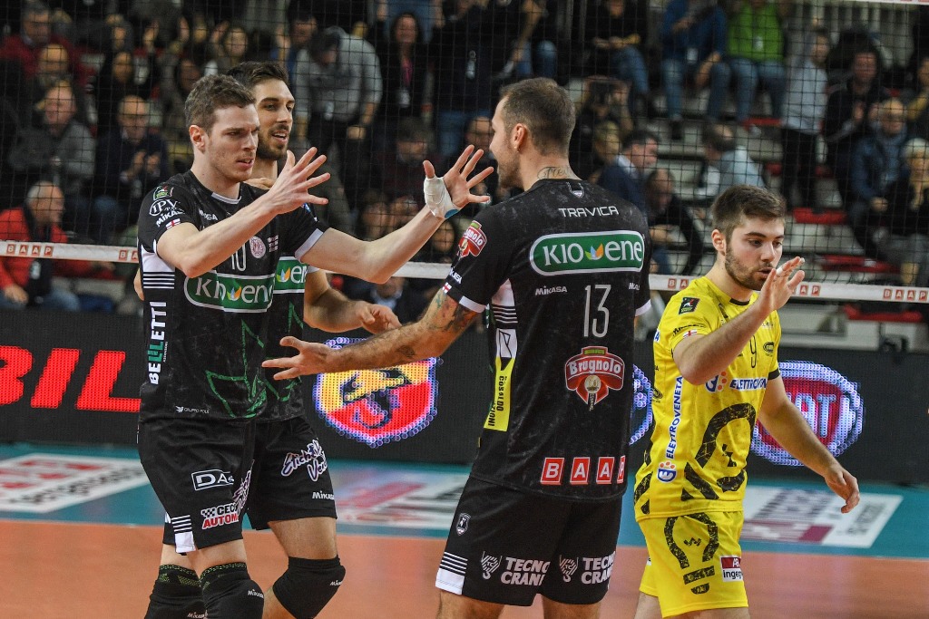Volpato (a sx) a 9 attacchi vincenti dai 1000 in carriera e Travica (al centro) a 4 punti dai 1000 nel campionato italiano