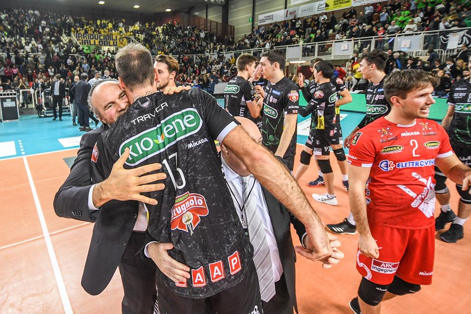 Abbraccio tra Fabio Cremonese e il capitano Dragan Travica dopo la vittoria con Modena