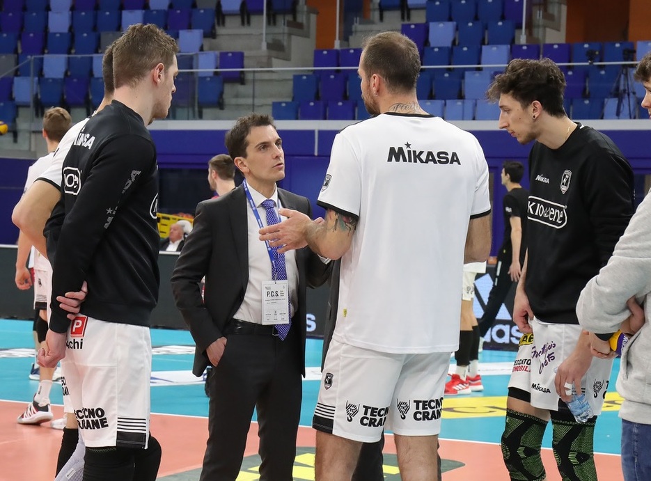 La Kioene Padova a colloquio con gli arbitri (foto Daniela Tarantini)