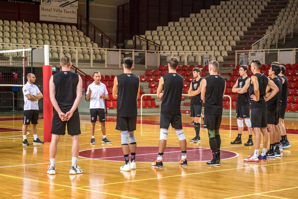 Coach Cuttini parla coi suoi ragazzi