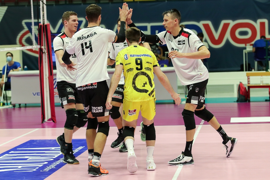 Esultanza Pallavolo Padova (foto VeroVolleyMonza)