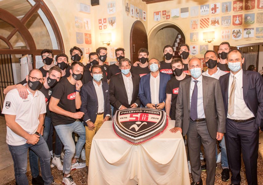 Il tradizionale momento della torta per dare il via alla stagione 2020-21