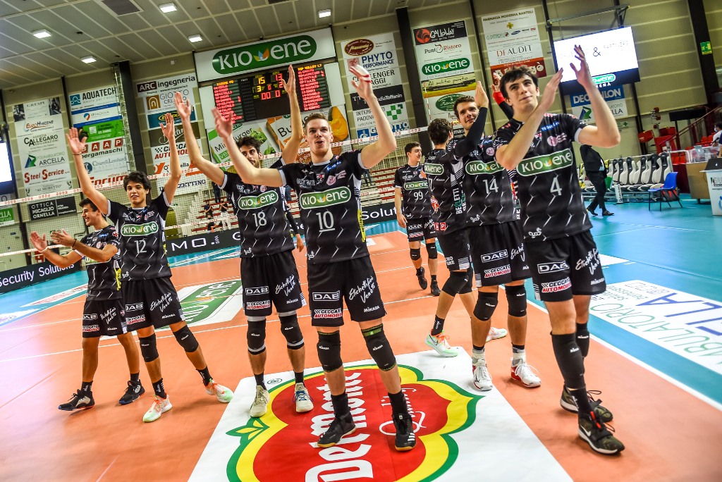 La sfilata dei giocatori della Kioene sotto la curva dopo la vittoria con Cisterna (foto Alessandra Lazzarotto)