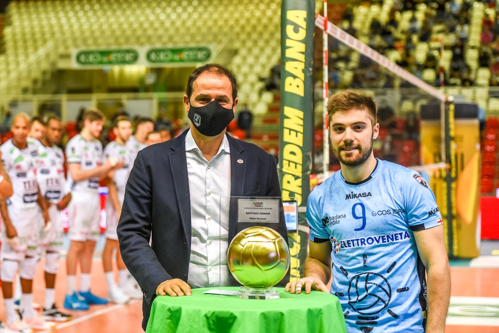 da sx a dx - il presidente Giancarlo Bettio e il libero Santiago Danani premiato dalla Lega Pallavolo come miglior ricevitore della stagione 2019-20 (foto Alessandra Lazzarotto)