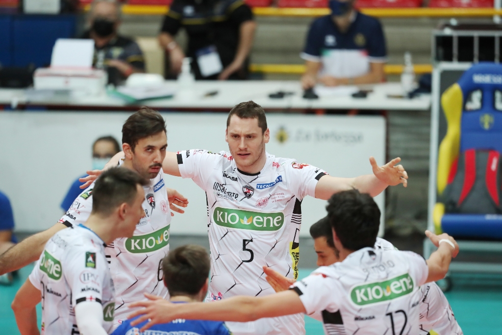 Al centro - col numero 5 - Toncek Stern, autore di 30 punti a Verona