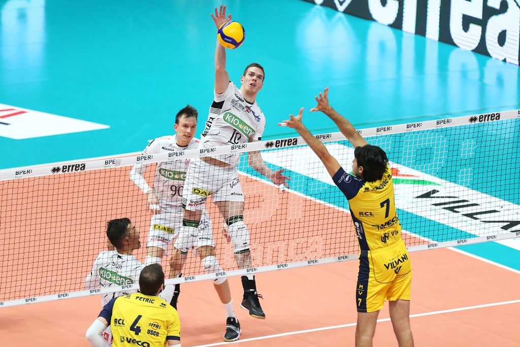 Volpato in azione contro Modena (foto Modena Volley)