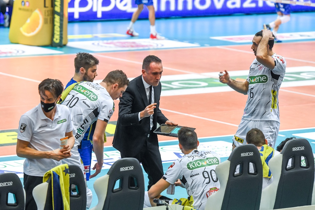 Le indicazioni di coach Cuttini alla panchina nella sfida con Cisterna