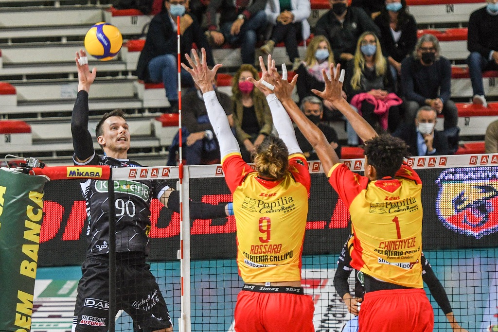 Wlodarczyk in azione durante la sfida di andata con Vibo Valentia