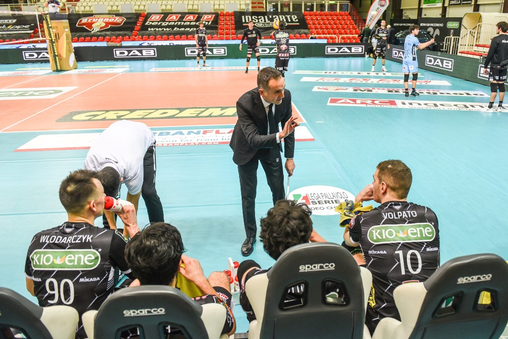Le indicazioni di coach Cuttini durante un time out nella sfida con Verona (foto Alessandra Lazzarotto)