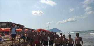 Tra lo stupore dei bagnanti allenamento in spiaggia: il Sabaudia “a mollo” con il Circeo sullo sfondo
