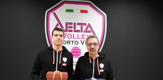 Coach Tardioli e Lorenzo Tiozzo lanciano la sfida alla capolista Castellana Grotte 11. Delta-Castellana - Tiozzo e Tardioli con i pandori e panettoni Team For Children - MedRes