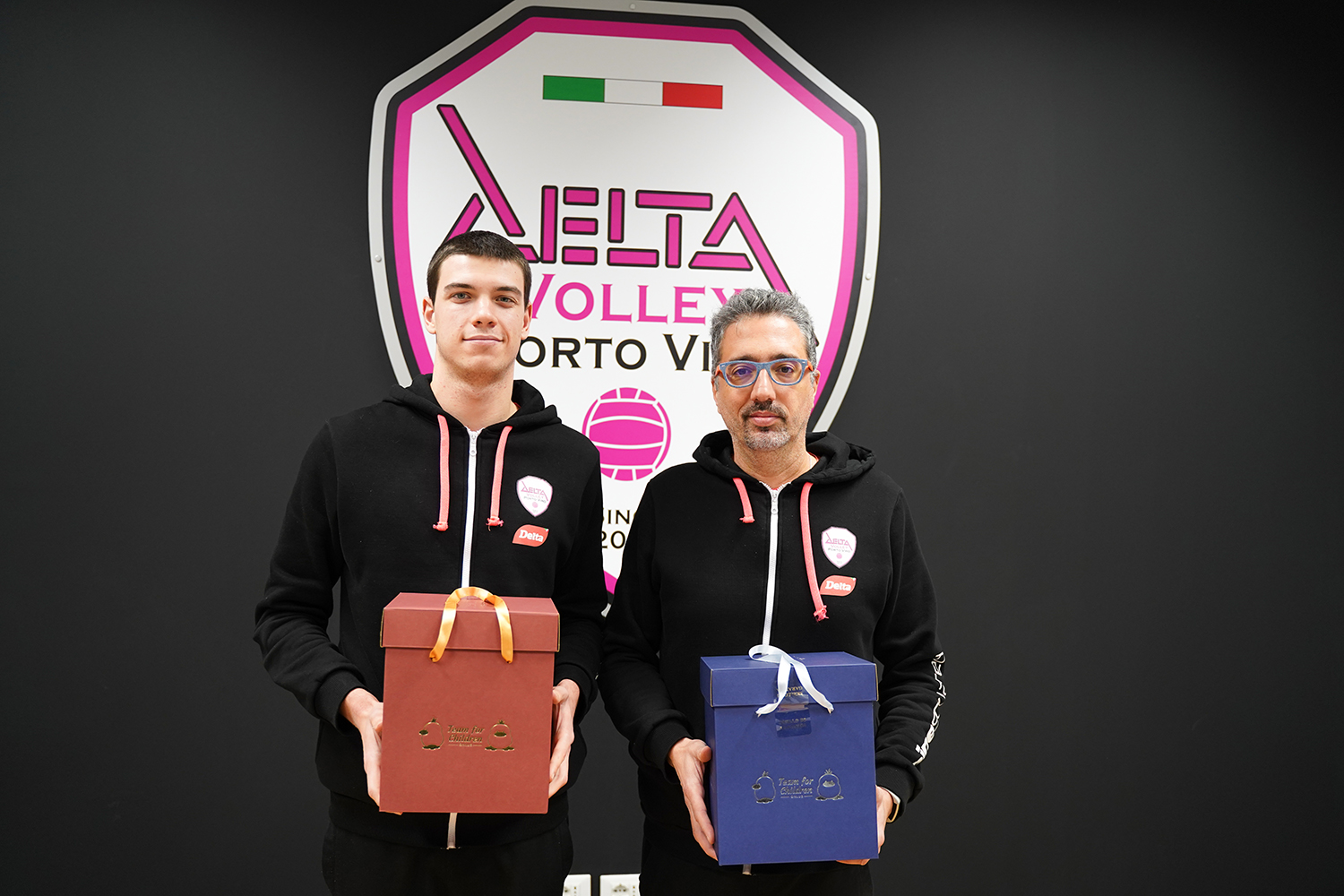 11. Delta-Castellana - Tiozzo e Tardioli con i pandori e panettoni Team For Children - MedRes 11. Delta-Castellana - Tiozzo e Tardioli con i pandori e panettoni Team For Children - MedRes