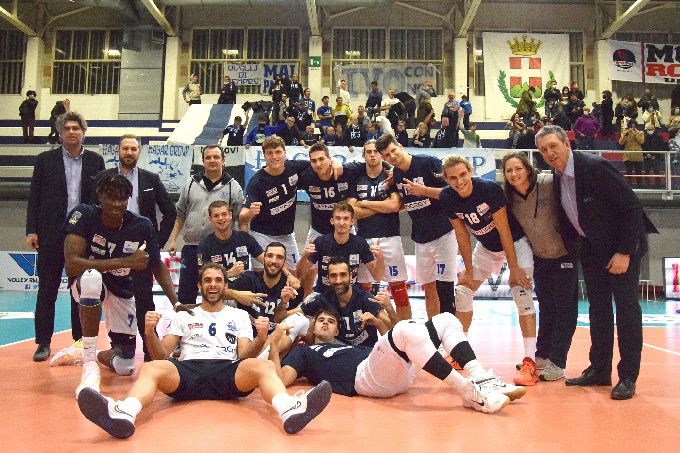 Il Vbc Mondovì esulta dopo la vittoria (Foto Merlino)