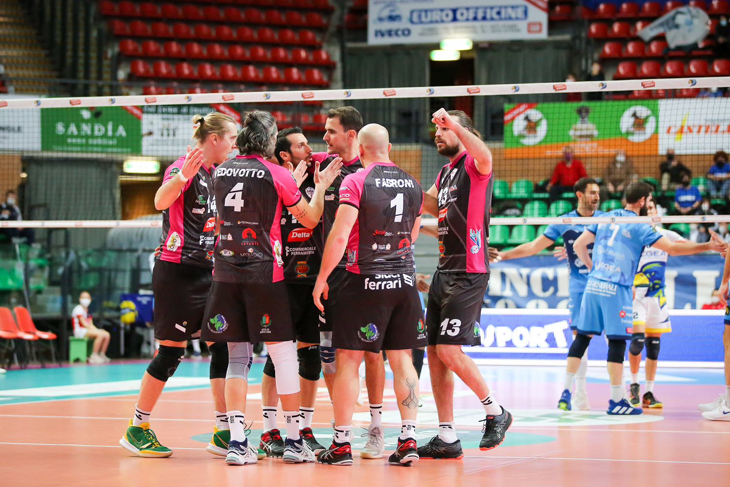 Coppa Italia SF. Cuneo-Delta 3-1 - Abbraccio giocatori nerofucsia