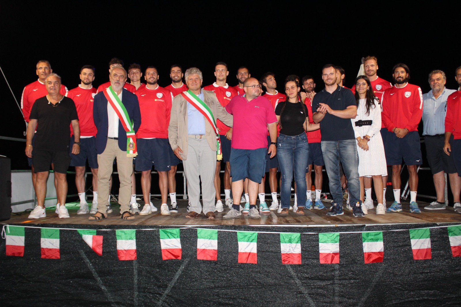 squadra e sindaci sul palco
