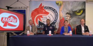 Lucarelli: “Squadra aggressiva e ricca di talento anche tra i giovani, spero di portare allegria e rimanere per tanto tempo a Piacenza”. Bernardi: “Perugia è la favorita per lo scudetto ma negli ultimi tre anni da favorita non ha vinto né campionato né Champions”.