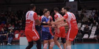 I biancorossi vincono la gara di andata degli ottavi di finale di Cev Volleyball Cup ma lasciano il secondo set al Fenerbahce. Coach Bernardi: “Ci siamo complicati la vita con dei black out che dobbiamo imparare ad evitare”