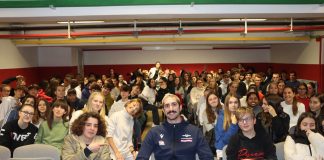 Il centrale biancorosso Edoardo Caneschi e il tecnico Renato Barbon a scuola al Liceo Melchiorre Gioia