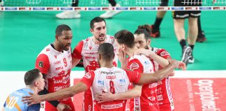 In rimonta vince la Cucine Lube Civitanova e fortifica il quarto posto. Infortunio per Leal sul finire del quarto set. Lucarelli: “Perdere così dispiace perché avevamo giocato una bella partita”.