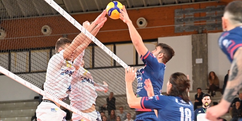 Duello_sotto_rete_nel_match_di_andata
