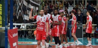 Il sogno della Finale Scudetto per i biancorossi si infrange a Gara 5: vince Trento dopo aver perso il primo parziale. Sabato 29 aprile al PalabancaSport Gara 1 della Finale per il 3° e 4° posto, in palio la partecipazione alla prossima Cev Champions League: avversaria l’Allianz Milano.