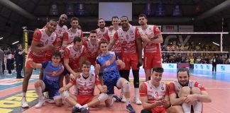 La squadra biancorossa gioca una grande partita e impatta nella serie: lunedì prossimo a Modena si gioca Gara 5 chi vince va in Semifinale Play Off Scudetto. Ricardo Lucarelli: “Siamo cresciuti a muro e in difesa e nella fase break”.