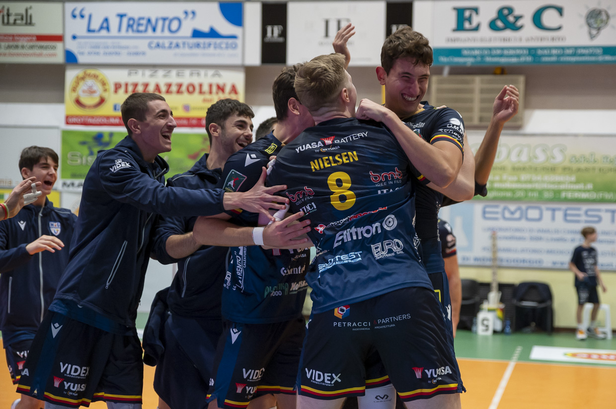 Focosi e la squadra dopo la vittoria contro Bergamo in campionato