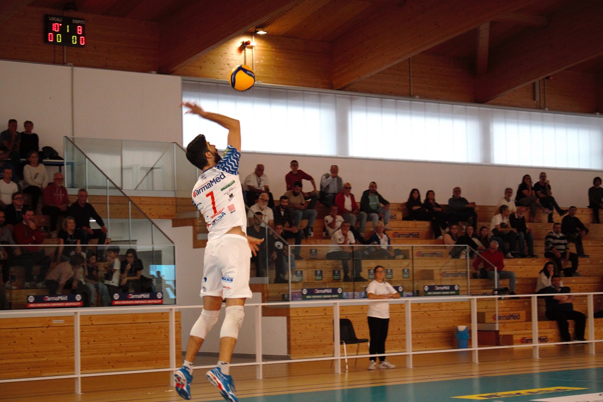 Riccardo Scaltriti in battuta nel match contro Savigliano (foto Panizza)