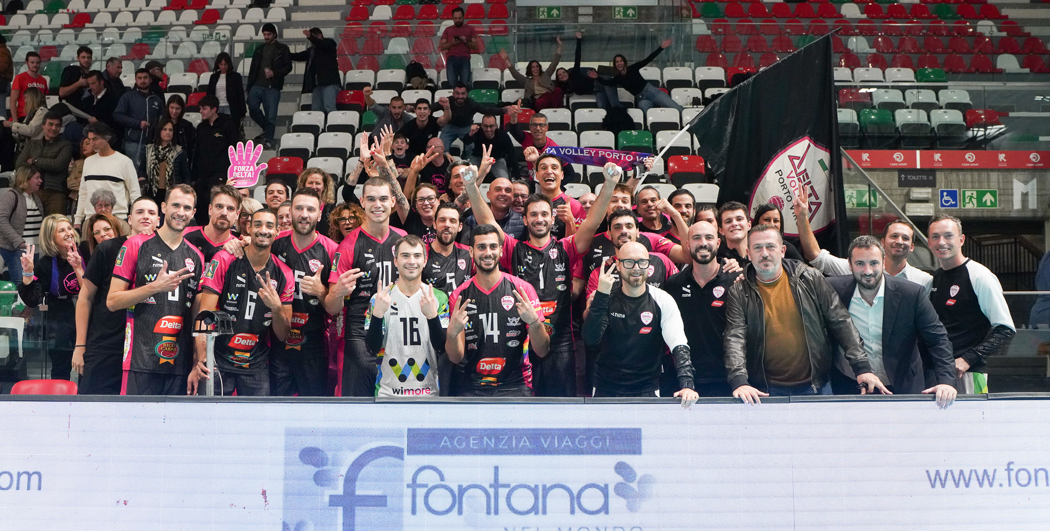 05. Reggio Emilia-Delta Group 2-3 - La squadra festeggia con i tifosi