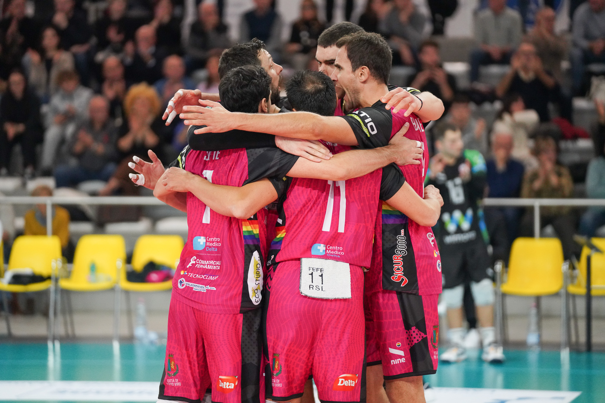 08. Delta Group-Cuneo 2-3 - Abbraccio di squadra nerofucsia