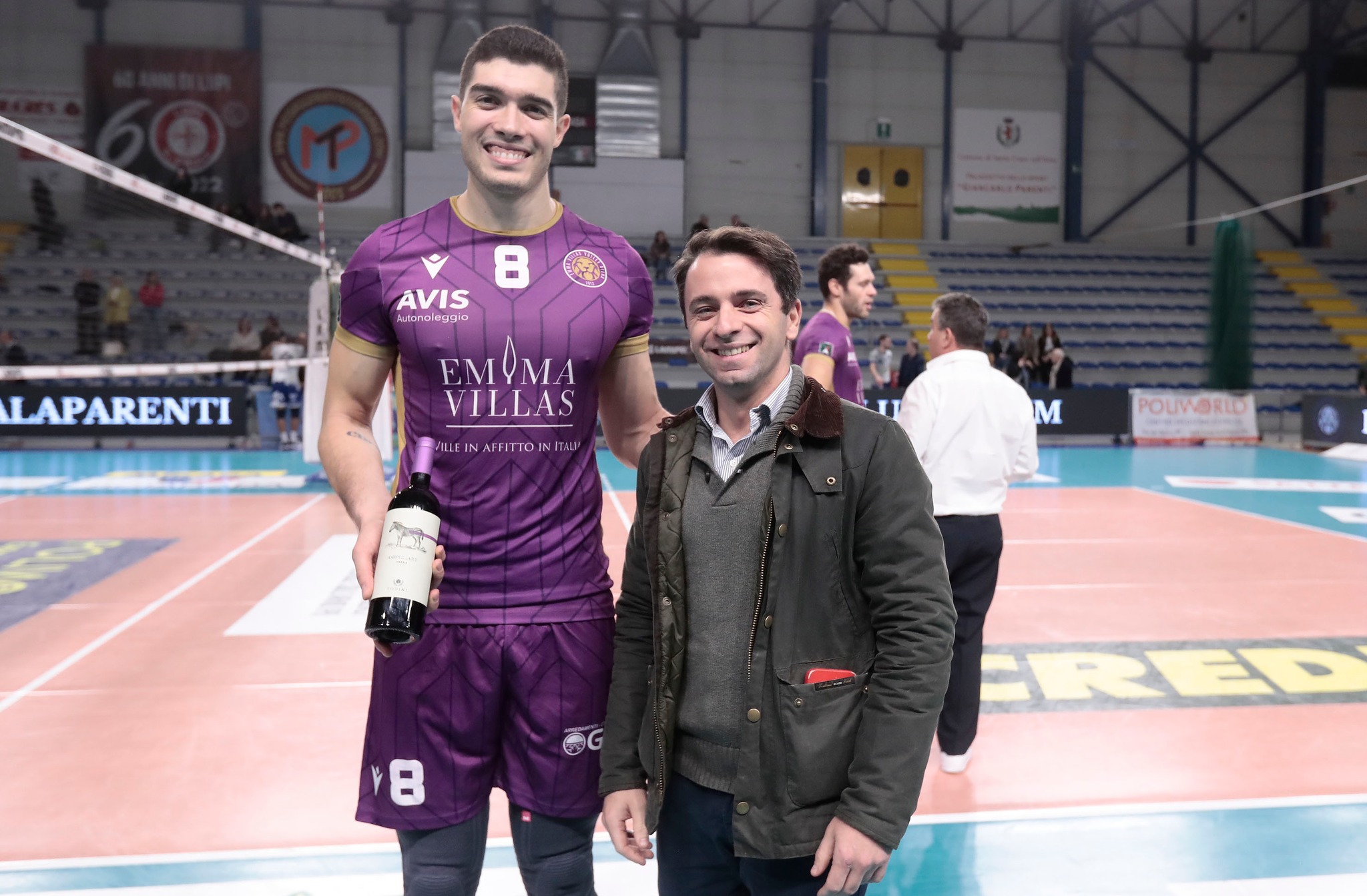 l'assessore Lorenzo Lorè consegna a Krauchuk il premio mvp