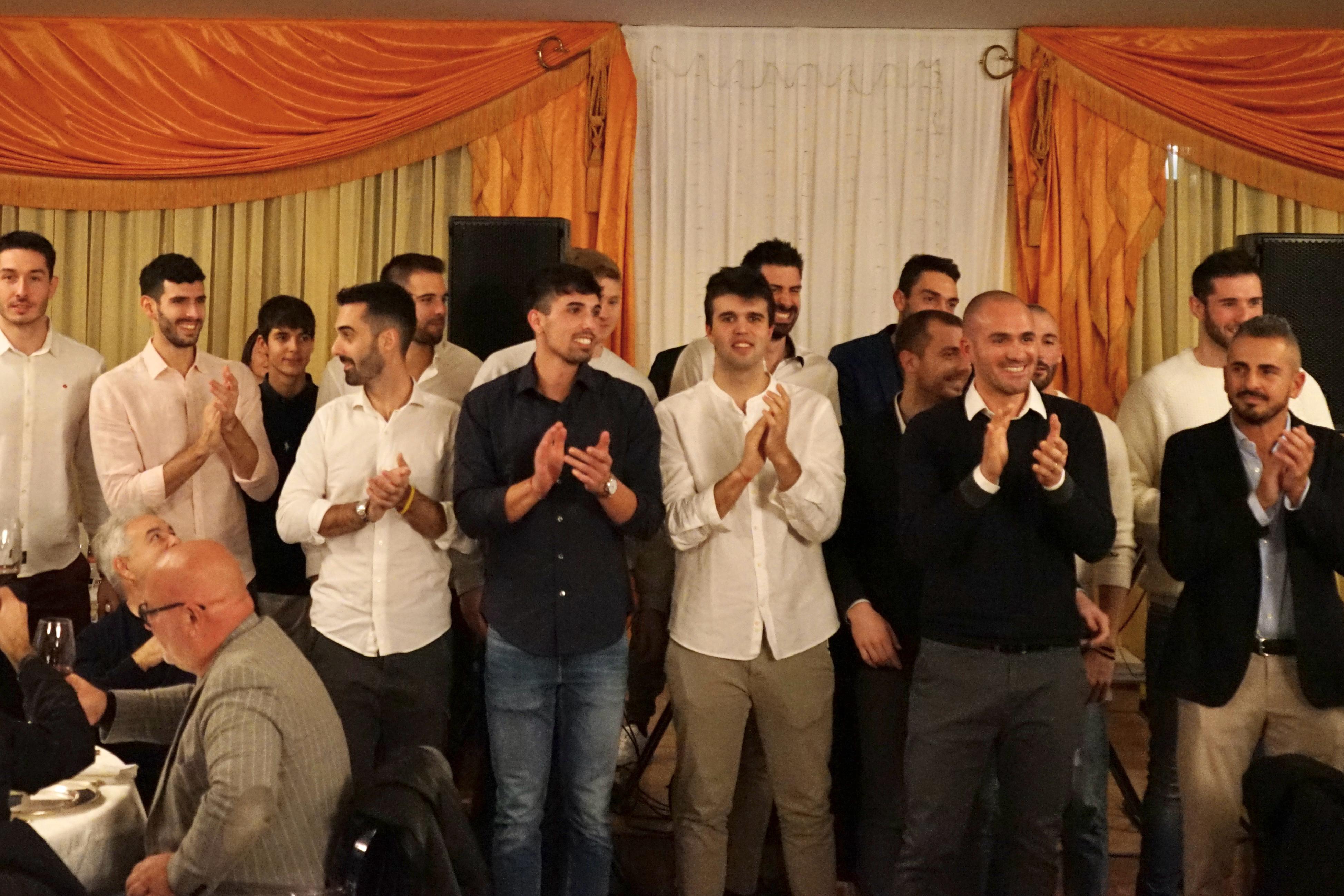 La squadra raccoglie i saluti della sala