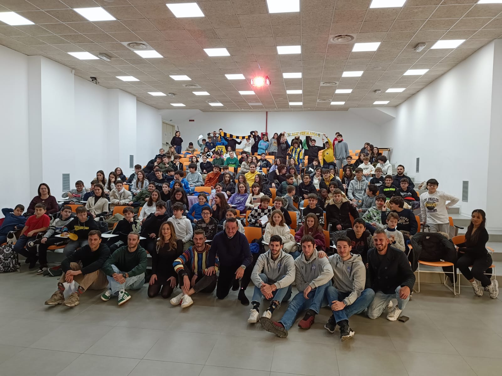 Le delegazioni di Yuasa Battery Grottazzolina e Fermana Calcio con la platea degli studenti