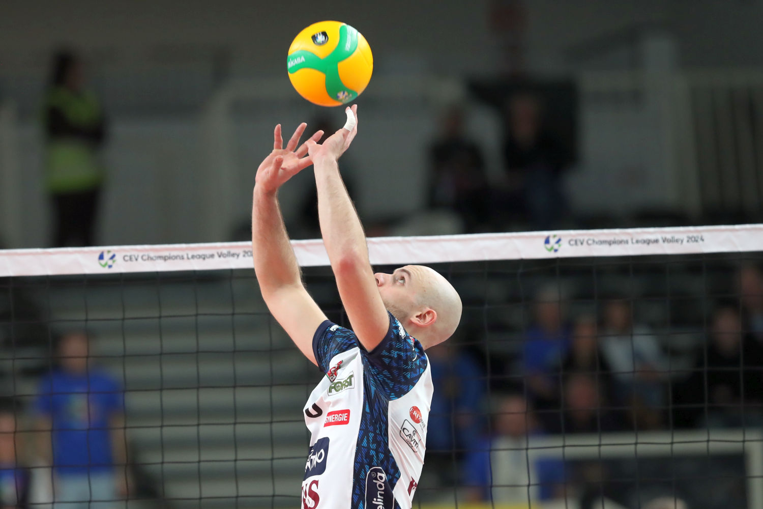 Riccardo Sbertoli in azione durante una partita di Champions League