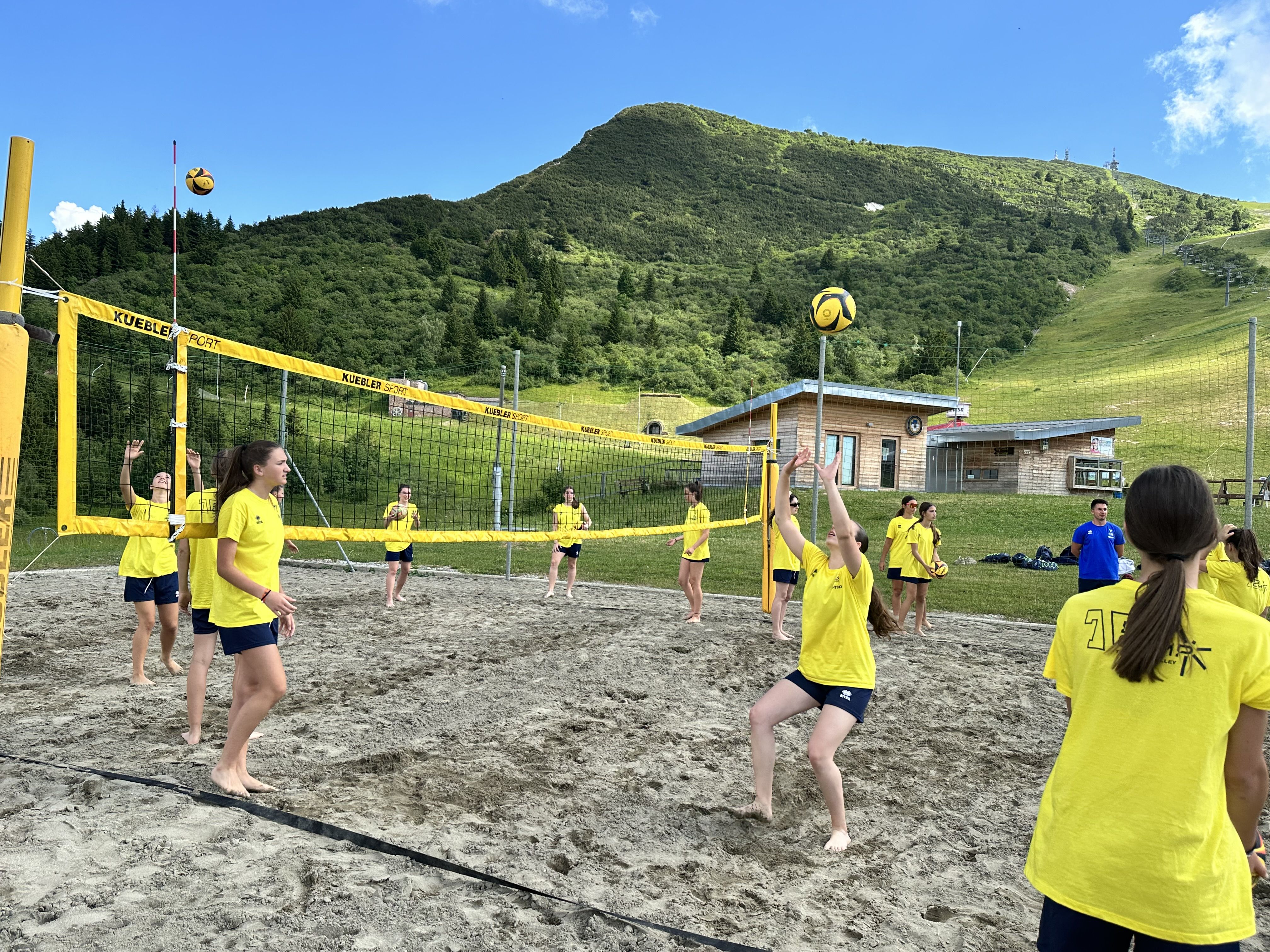 Un momento di gioco in Monte Bondone sui campi da Beach Volley