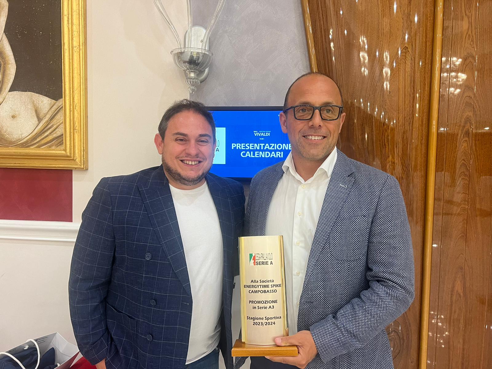 Il direttore generale Gennaro Niro e patron Marco Pulitano col premio di Lega
