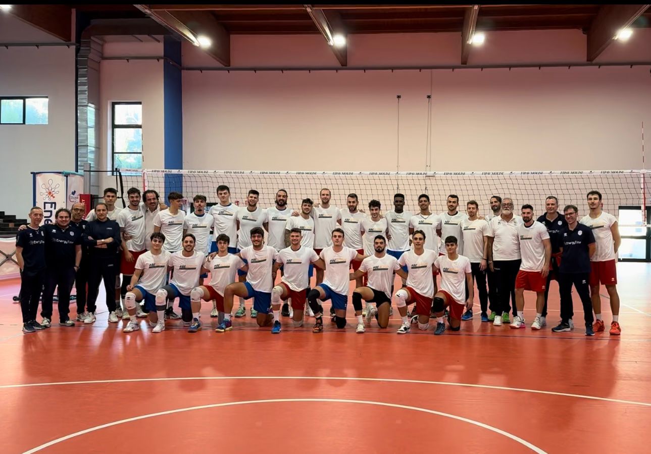 Le due squadre e la foto ricordo prima del via