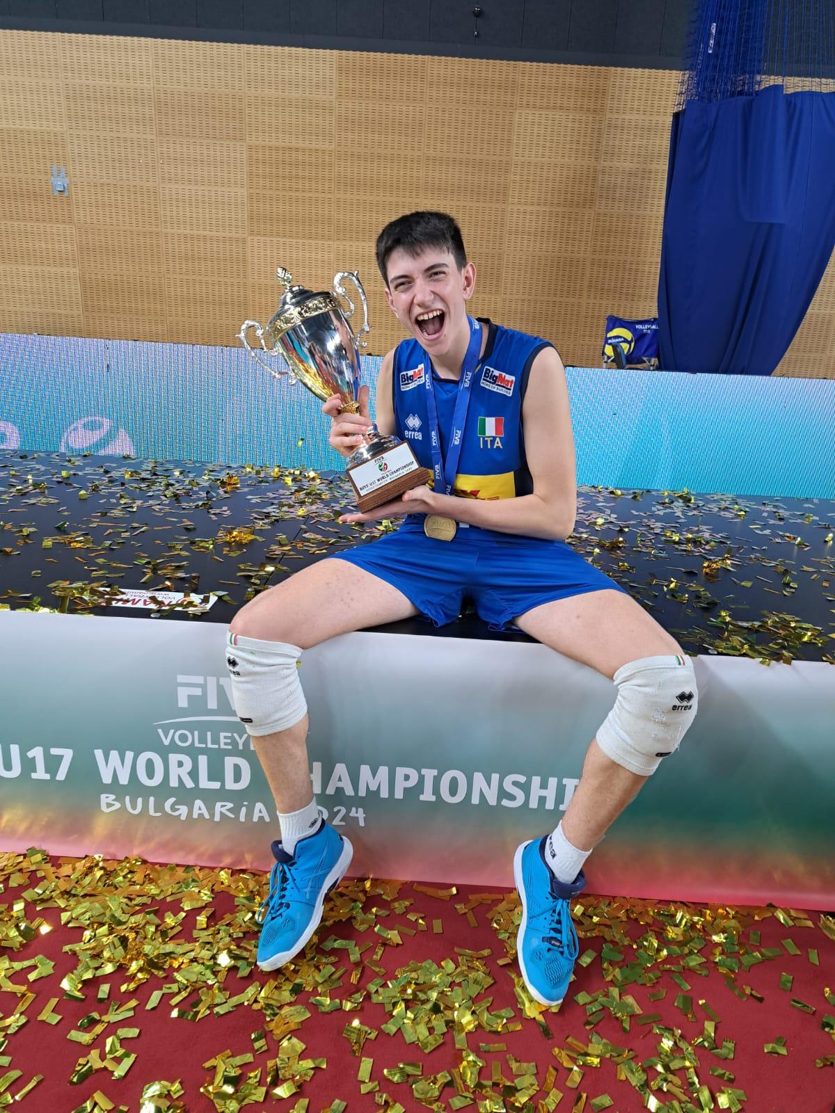 Tosti con la coppa Mondiale U17