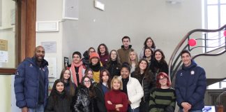 Mandiraci e Simon tra gli studenti del Liceo Melchiorre Gioia.