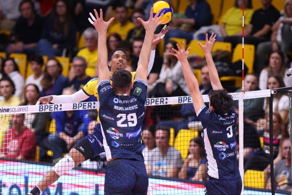 Un azione di gioco tra Valsa Group Modena e Cisterna Volley